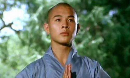 当年，李连杰第一次去少林寺：“真正出家人没几个，一个看藏经阁的，一个扫院子的，一