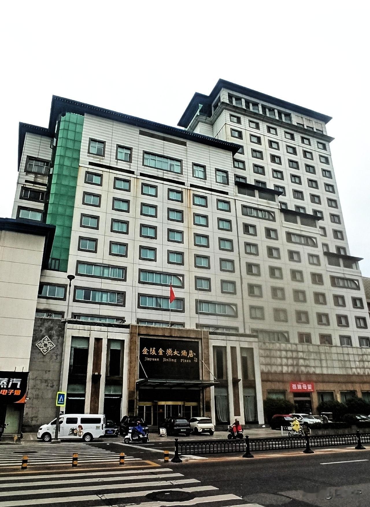 同样位于徐州主干道淮海路上，原徐州建筑设计院位置的新建大酒店即将开业，而马路对面