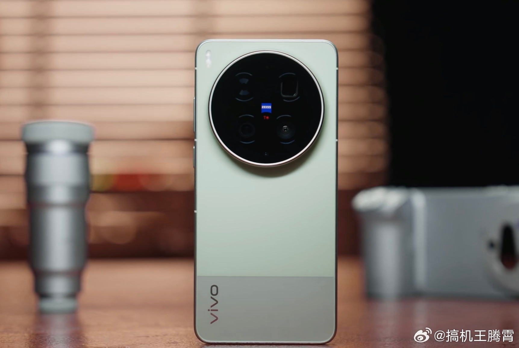 图里面就是vivo X300 Ultra真机，无论外观还是功能上的信息量都挺大，