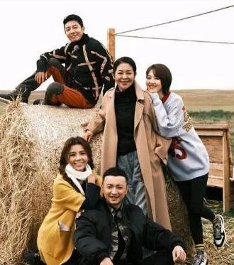 这五位主持人里，我仅能认出倪萍、周迅、撒贝宁和尼格买提，那位美女主持人的名字却叫