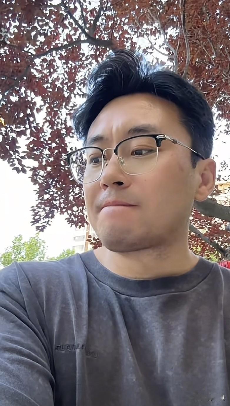 男子说他妈好象NPD性格，不信我现在给她打电话，你们听听。
电话接通后，儿子说，