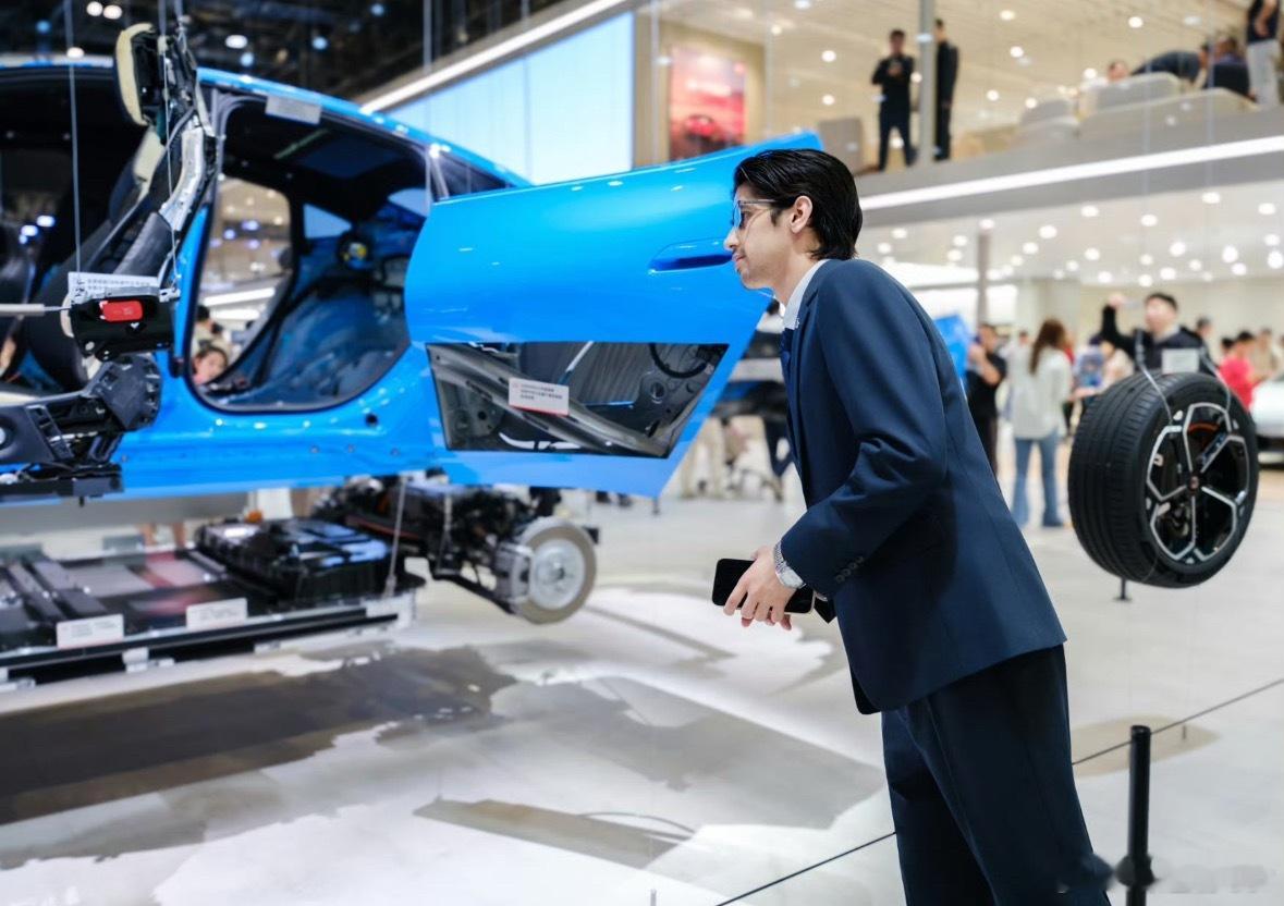 几十年前，我们踮脚看西方技术现在，老外踮脚看中国智造。这份独属于国人的自豪感，油