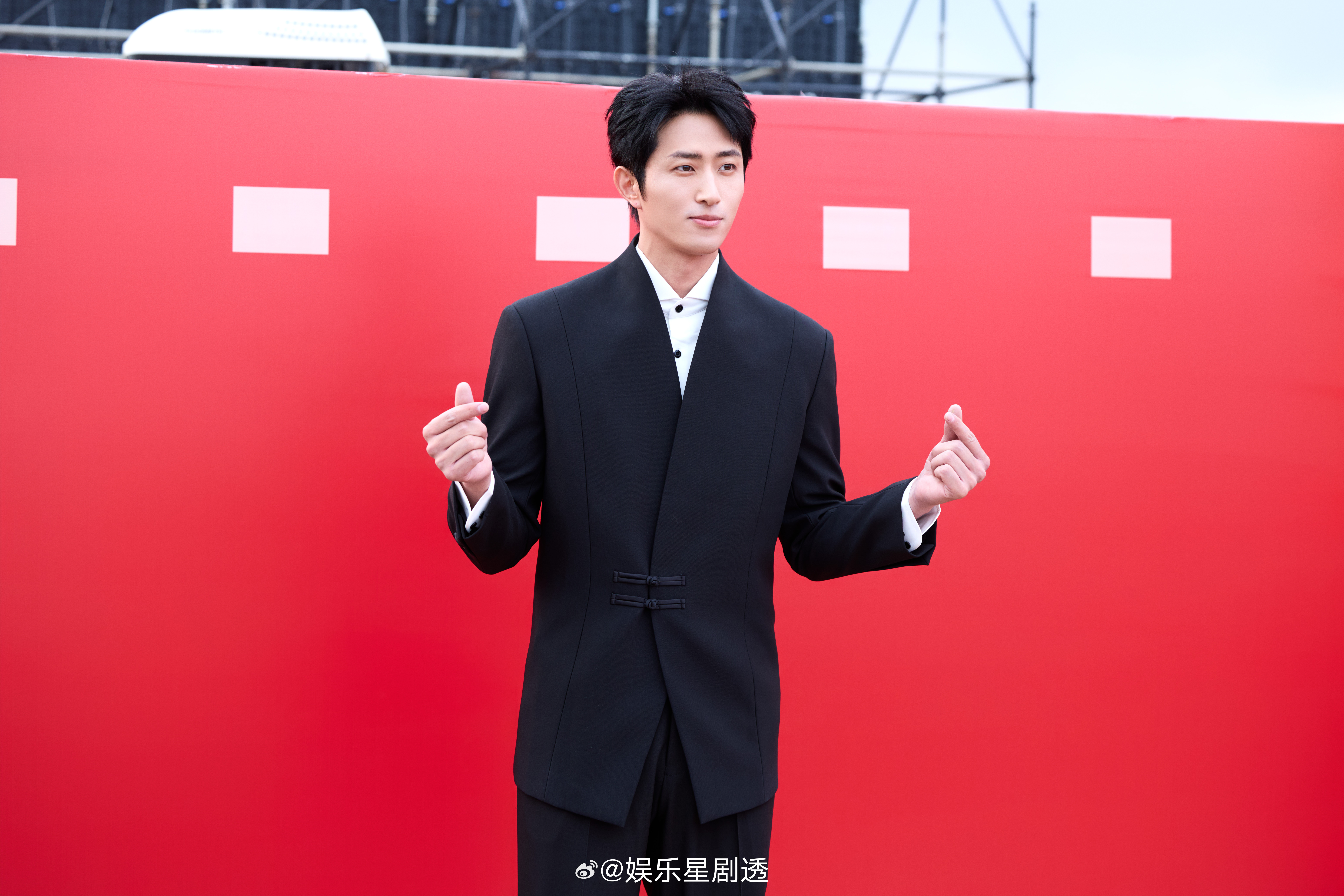 王凯沐年度微短剧突破男演员 从热血少年到深沉熟男，王凯沐在微短剧的方寸之间，用演