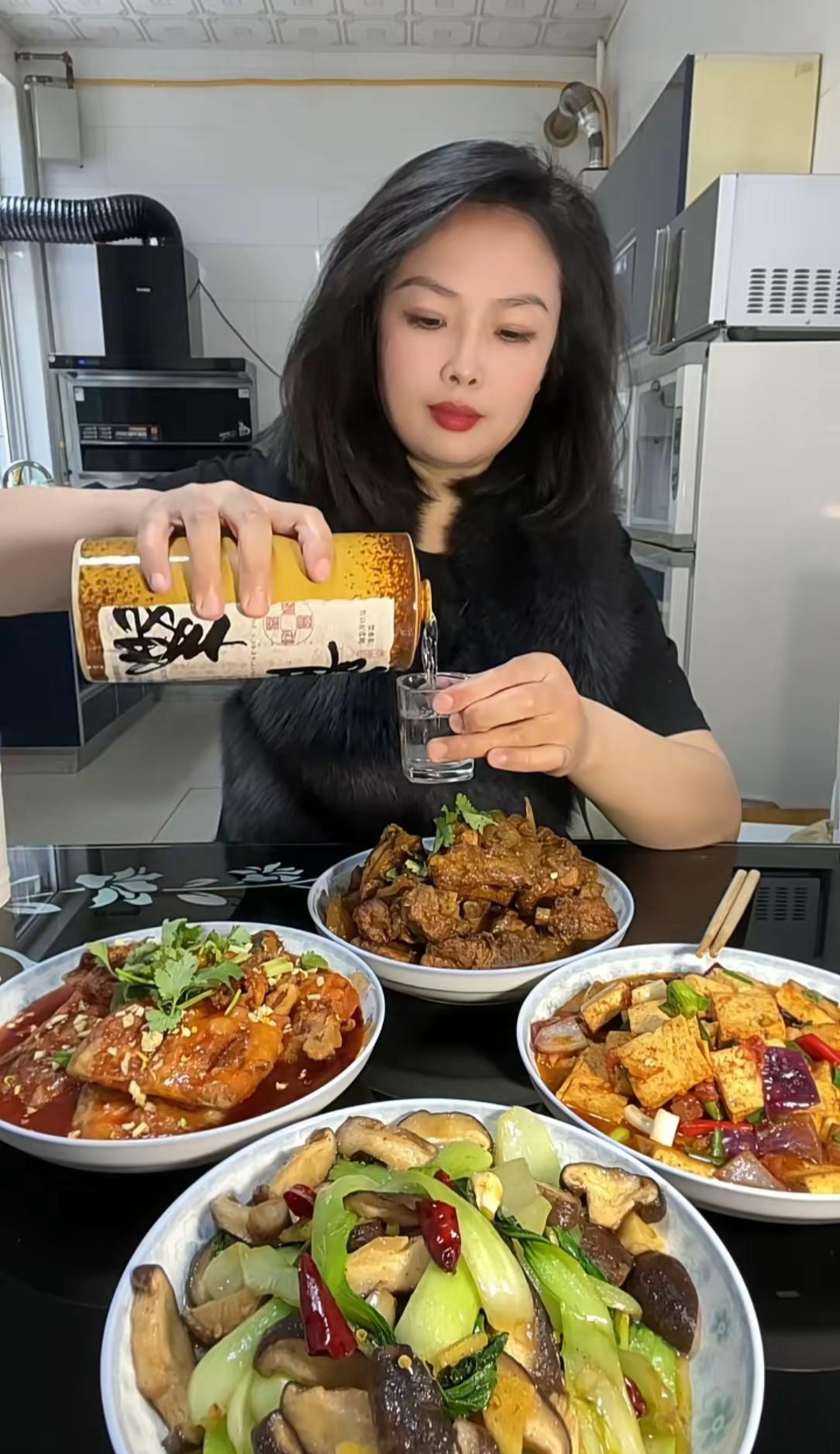 喝点小酒，一切烦恼都会过去女人也不容易