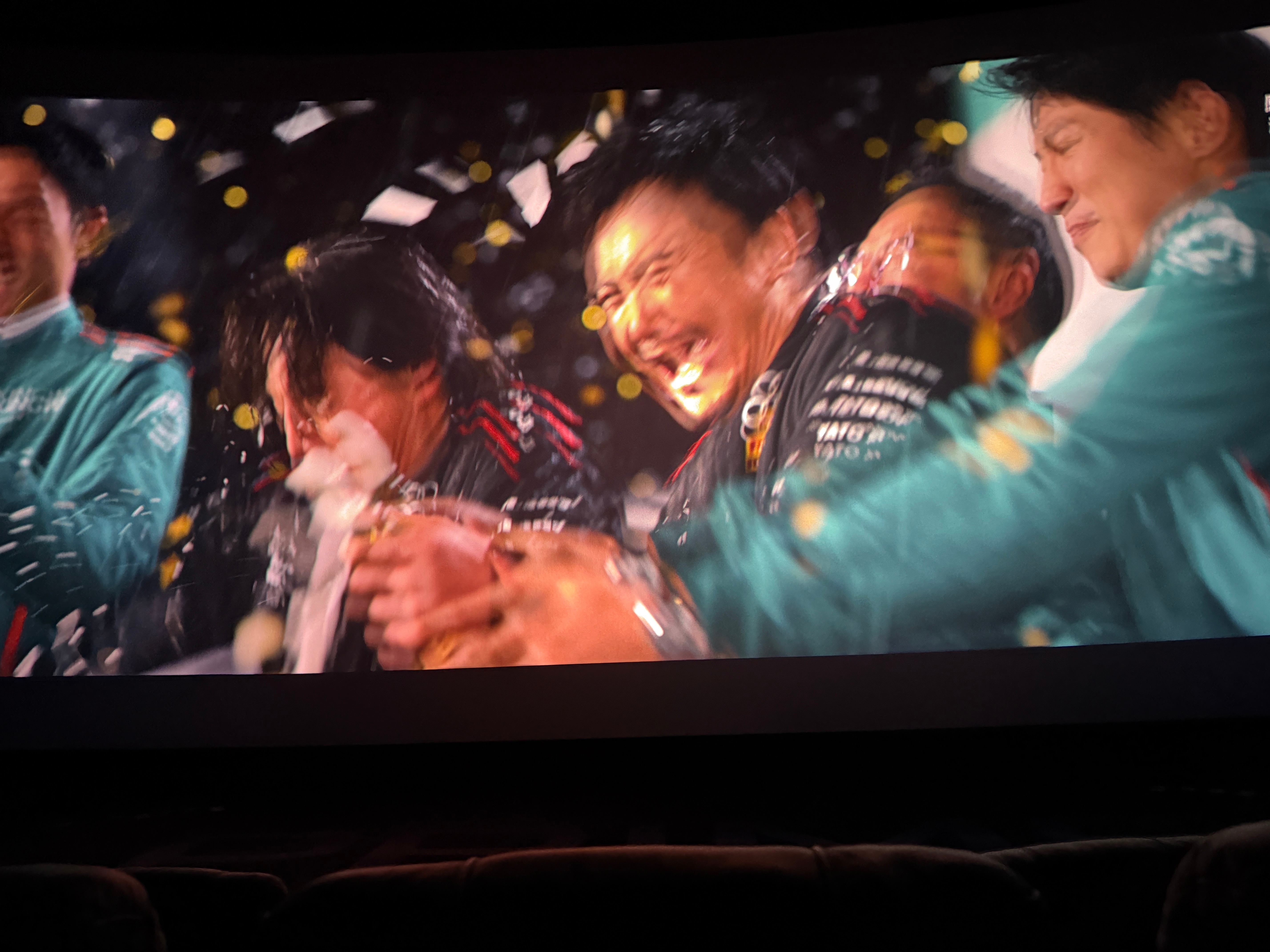 飞驰人生3看完了，虽然没有前两部那么那么感动（第二部那个双车合体直接给我一中登看