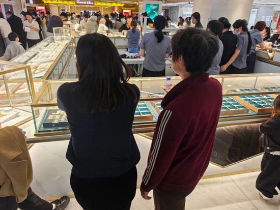 【金价下跌有顾客要求退款70克金饰，商家：已结价，无法退款】上午买金条下午金价跌