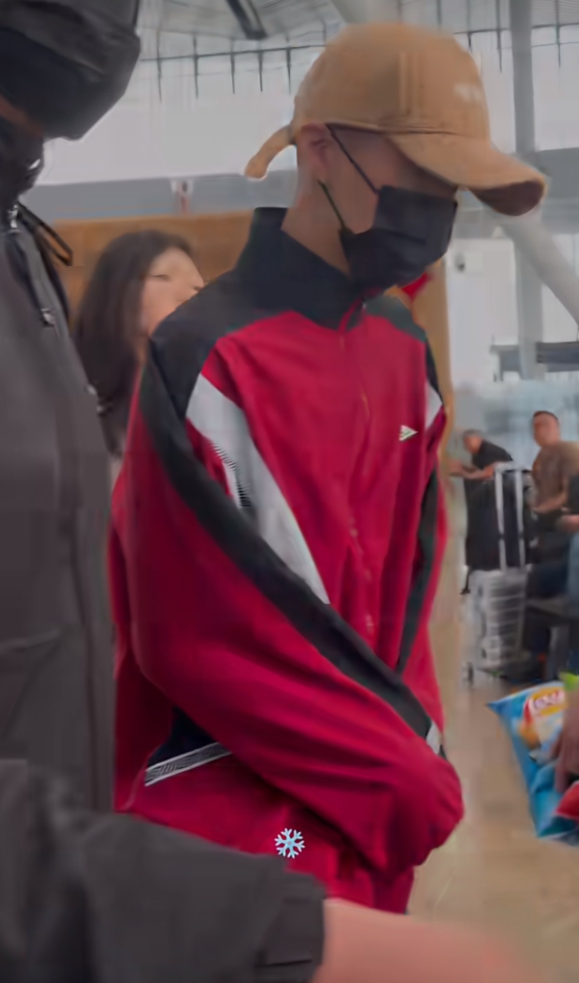 真不好意思没点进前 好像那种被缉拿的通缉犯 那种手足无措被羁押的感觉 刚好还是寸