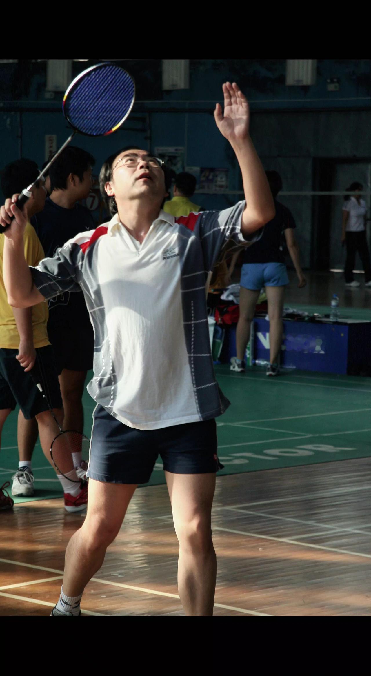 🏸️ 球拍是翅膀，起跳是挣脱地心引力✨ 汗水摔碎成星子，网前对峙着青春的闪电⚡