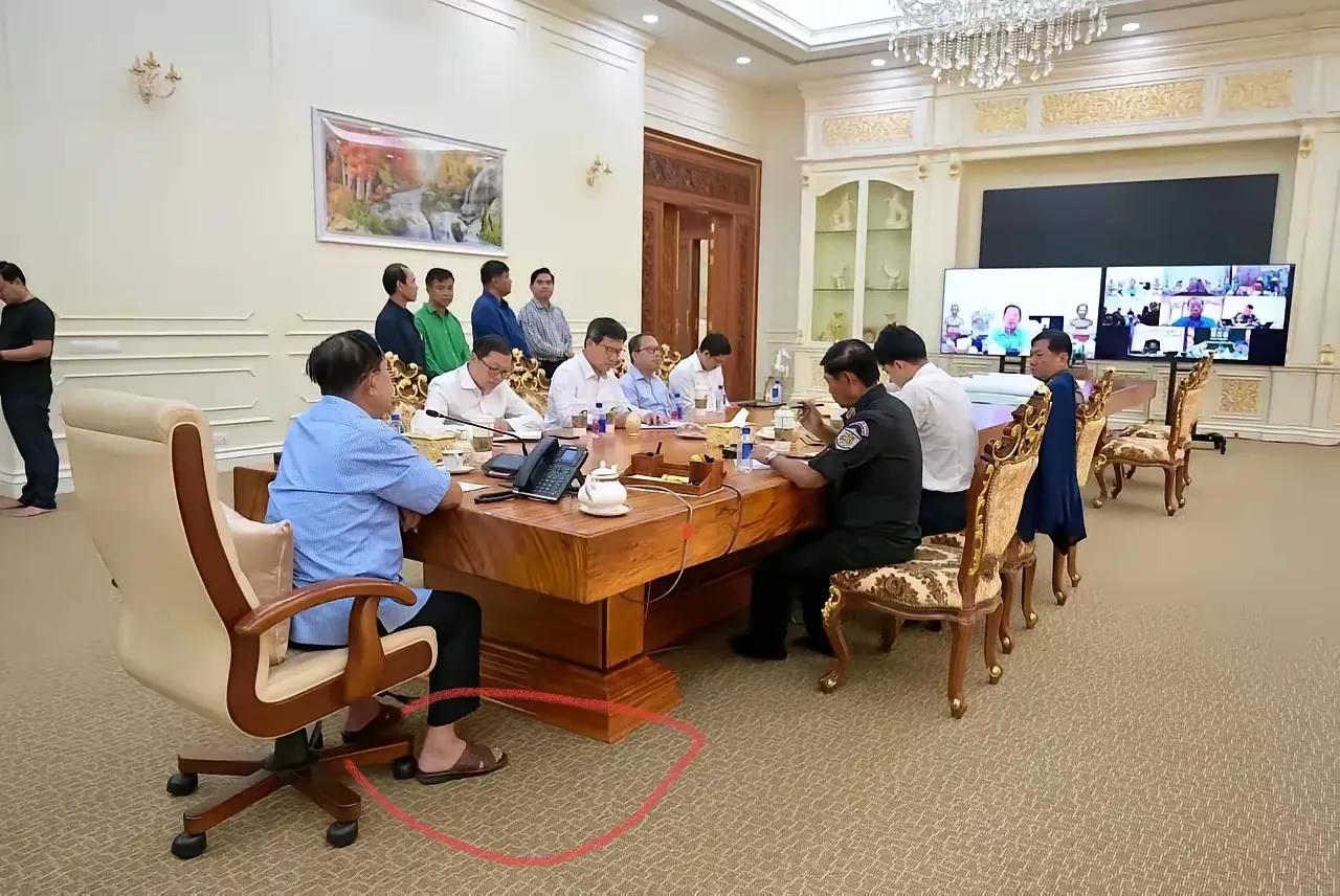 或许这是柬埔寨最草根的领导班子了。

洪森在与各部门的同志开会，依旧是没有富丽堂