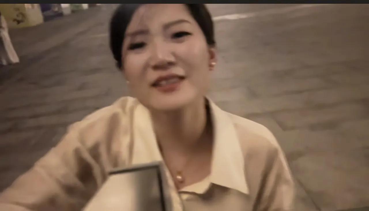 盼盼兰知春序首播，最后在咸阳下播时一推线下粉丝还在陪伴着她，她跑过来与大家握手还