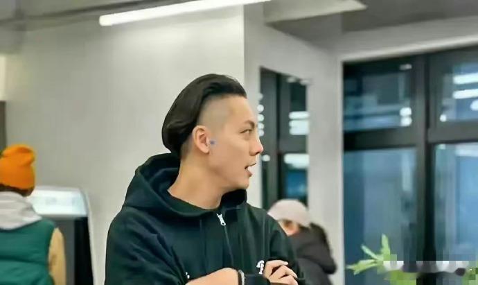 陈伟霆新发型引争议，显老似五十且有清朝感，帅哥也需慎选合适造型呀。 ​​​