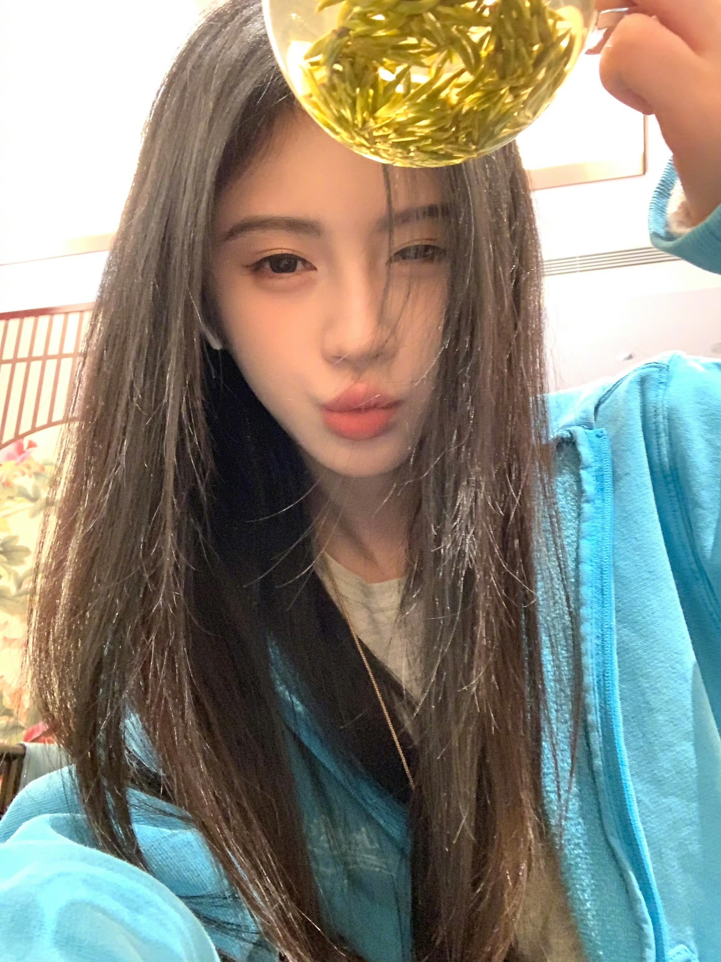 鞠婧祎自拍live图营业对她的黑长直真是没有抵抗力葫芦项链也好好看啊❗️ 鞠婧祎