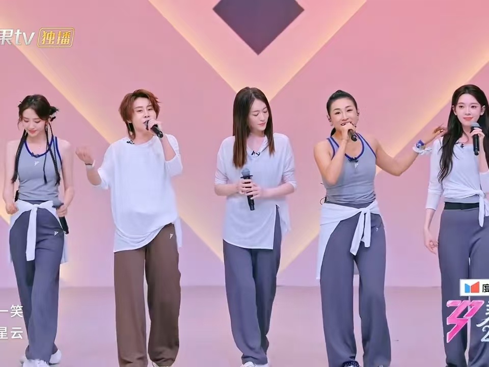 唐艺昕养成系姐姐辛苦付出终被看见，听到夸奖立马开心起跳，纯粹直白的快乐太动人唐艺