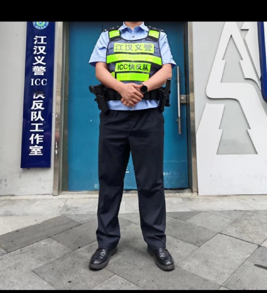 “义警”这是一个什么样的存在？
图中可以看出这个义警队还有快反队工作室，图中的人