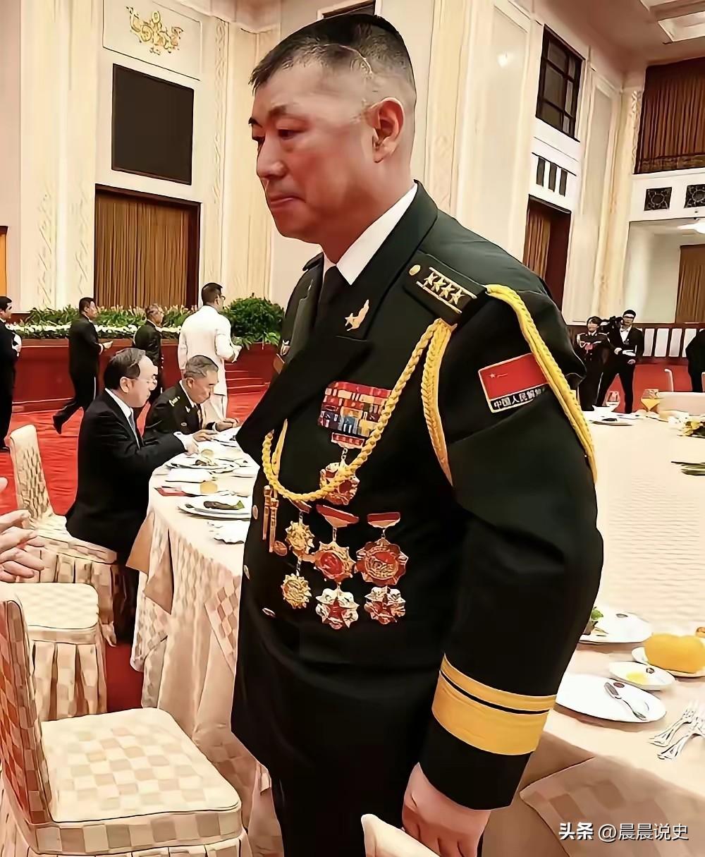 祁发宝作为“卫国戍边英雄团长”，2022年晋升副师职、大校军衔，这份来自全国人民