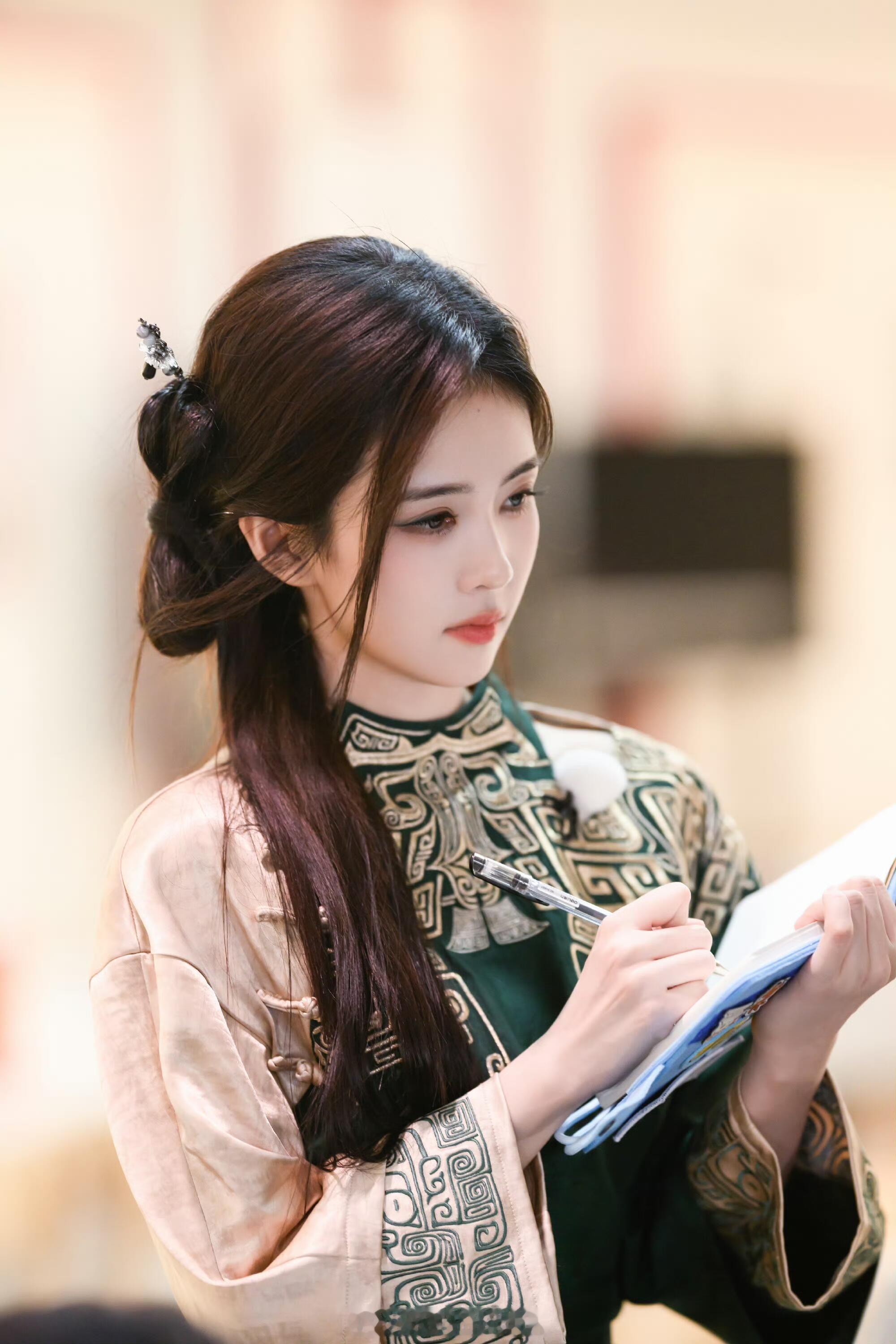 白鹿温婉千金味白鹿的每一套造型都好美 真的很喜欢白鹿的这些温婉造型 