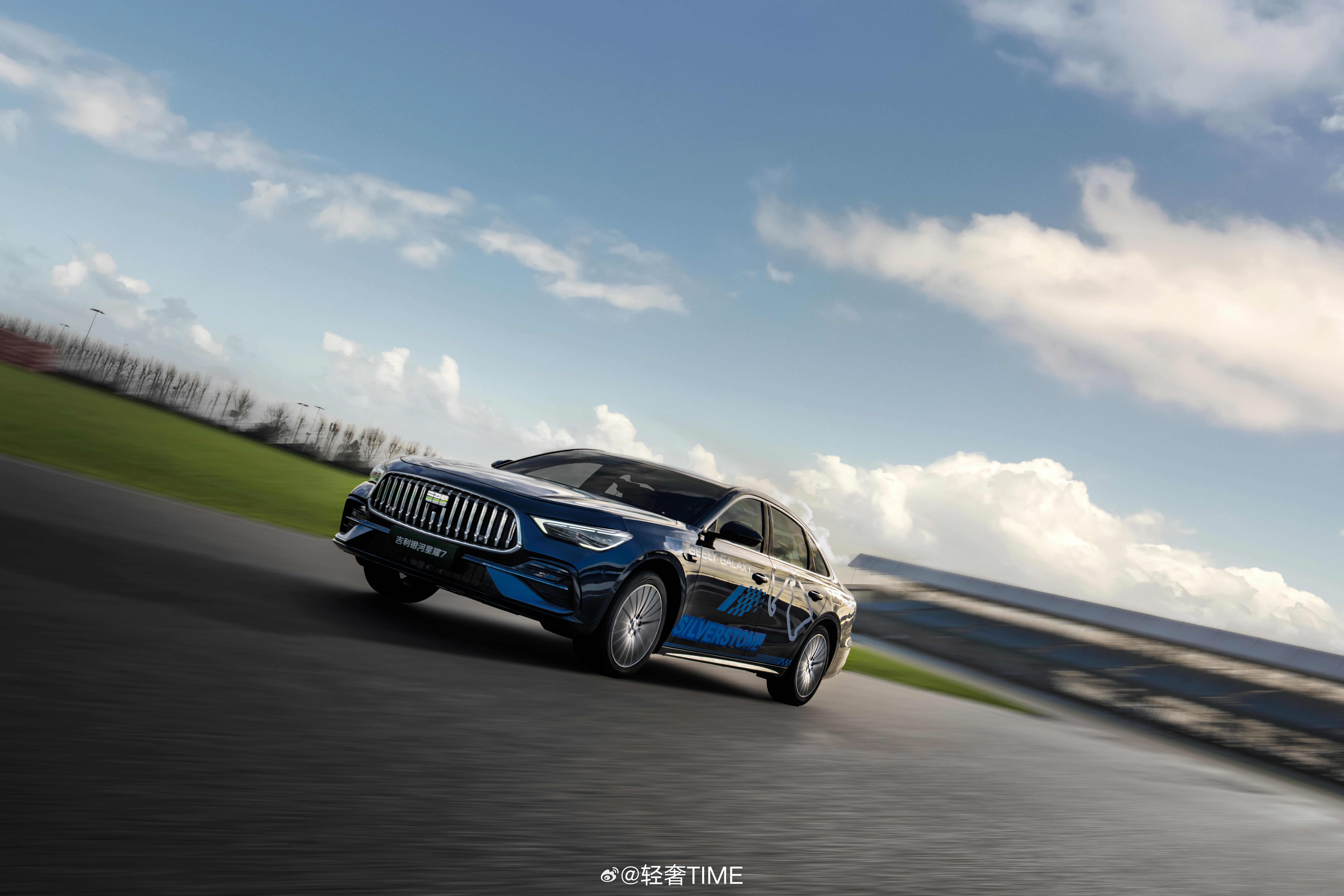 星耀7在F1创始赛道完成动态首测 吉利银河星耀7是全球首款四驱中级豪华电混轿车，