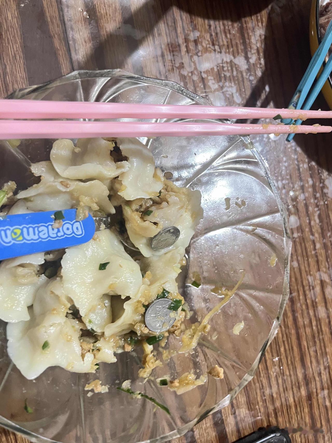 我妈的偏心能到什么地步呢。包饺子包了3个硬币，我吃了2，我妈大年初一能和我吵一架