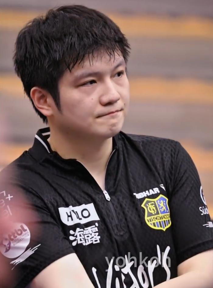 樊振东又独取两分制胜！赛后暖心为小球迷签名 还剩2天欧冠四强开打
北京时间2月1