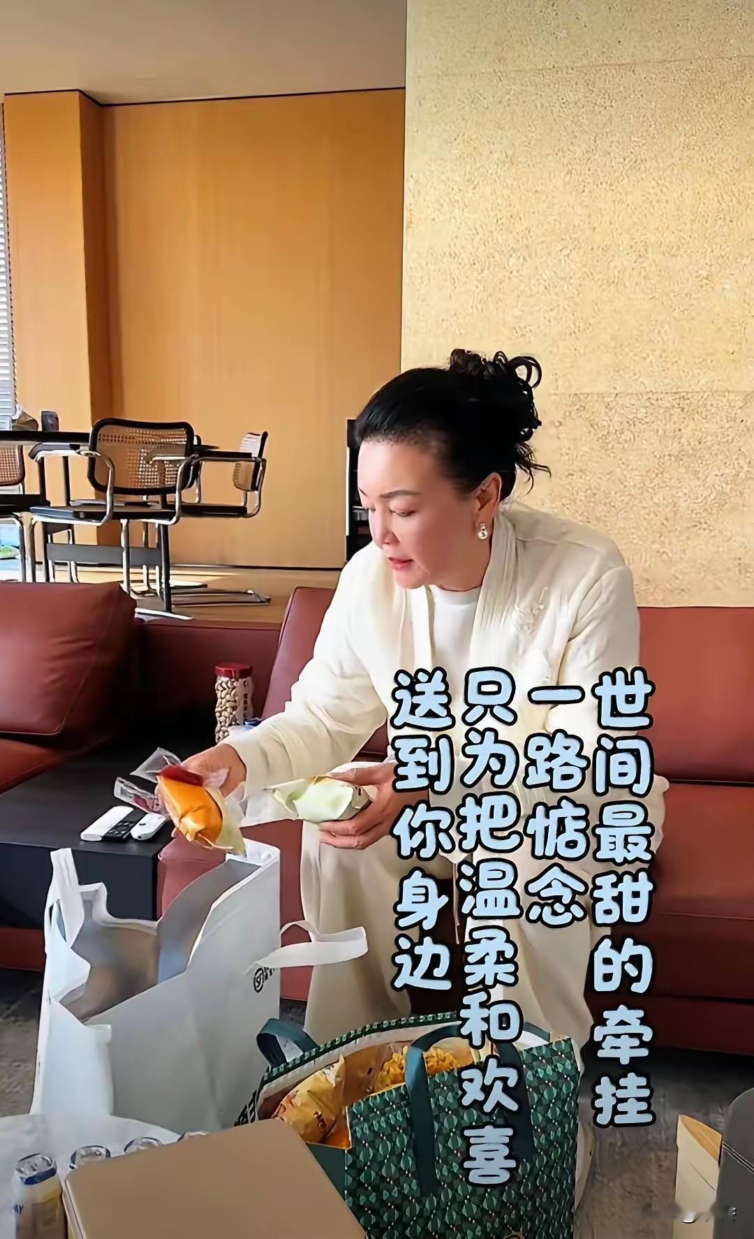 马小梅晒的红包里，藏着豪门最缺的“烟火气”。
明明已是阔太，不缺钱还能直播赚钱，