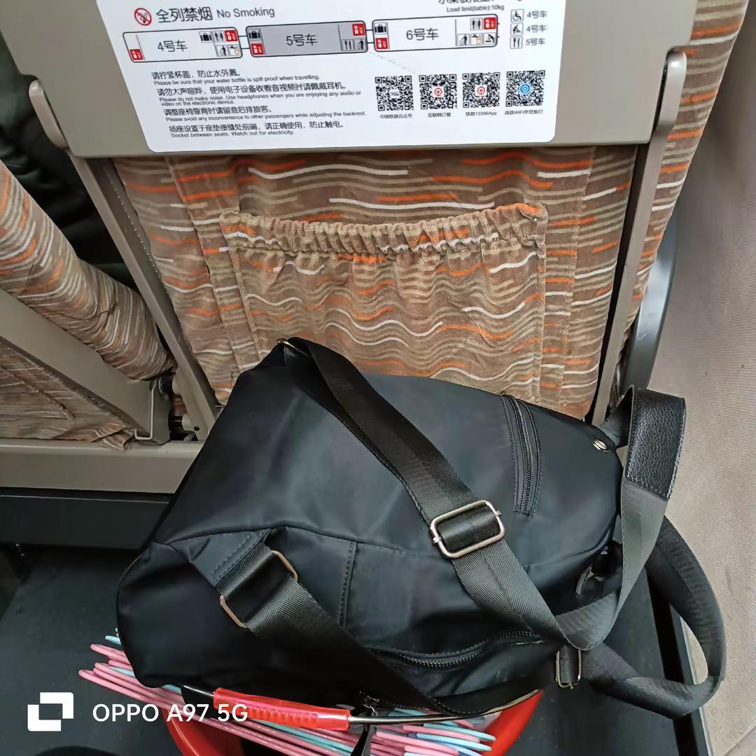 我又上高铁了，坐高铁很舒服，环境又好又快，我很喜欢坐高铁，准备去广州，我还没去过