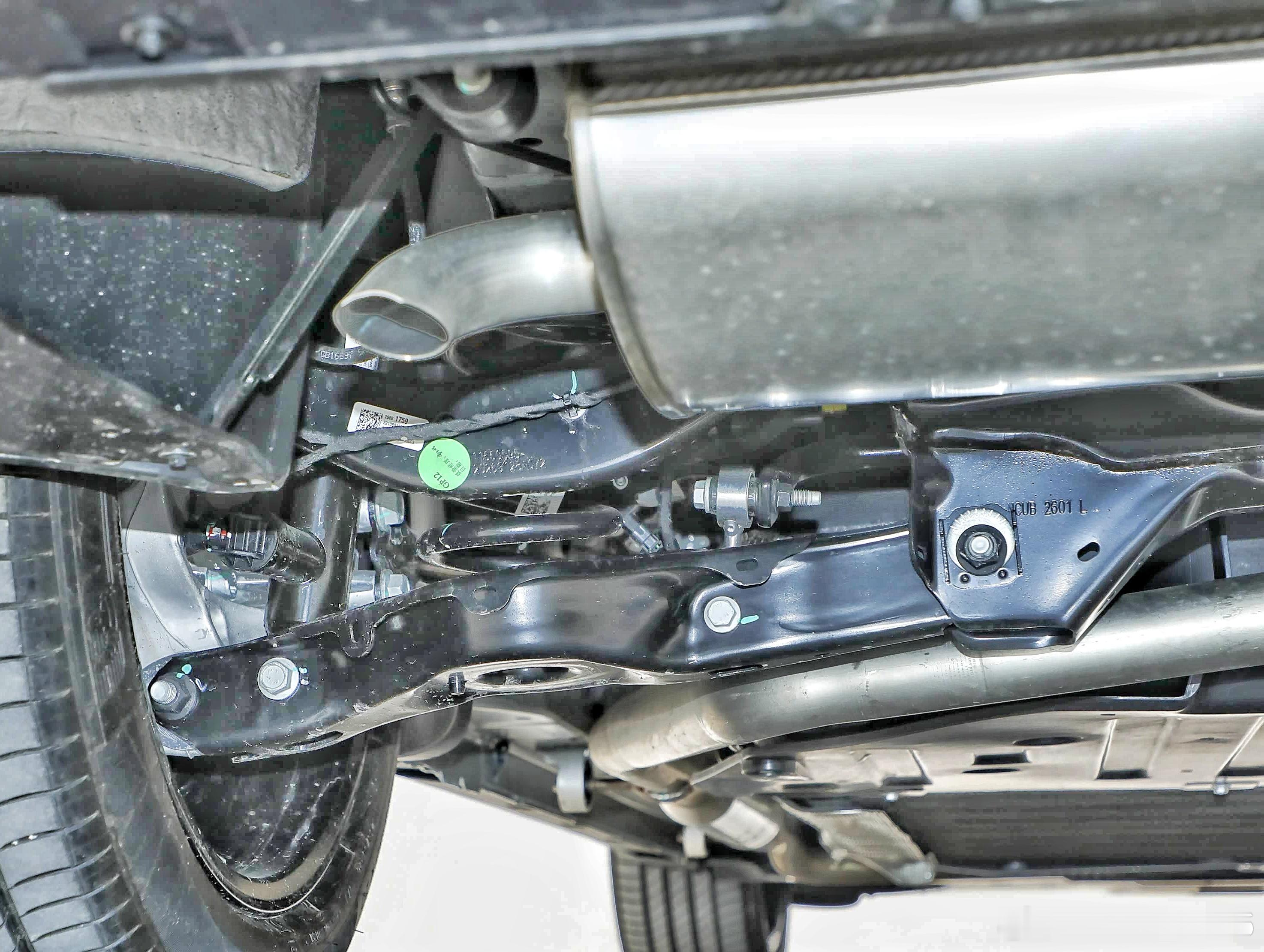 别克至镜E7 。。。这两个螺丝是把blade拧到knuckle上的是吧？