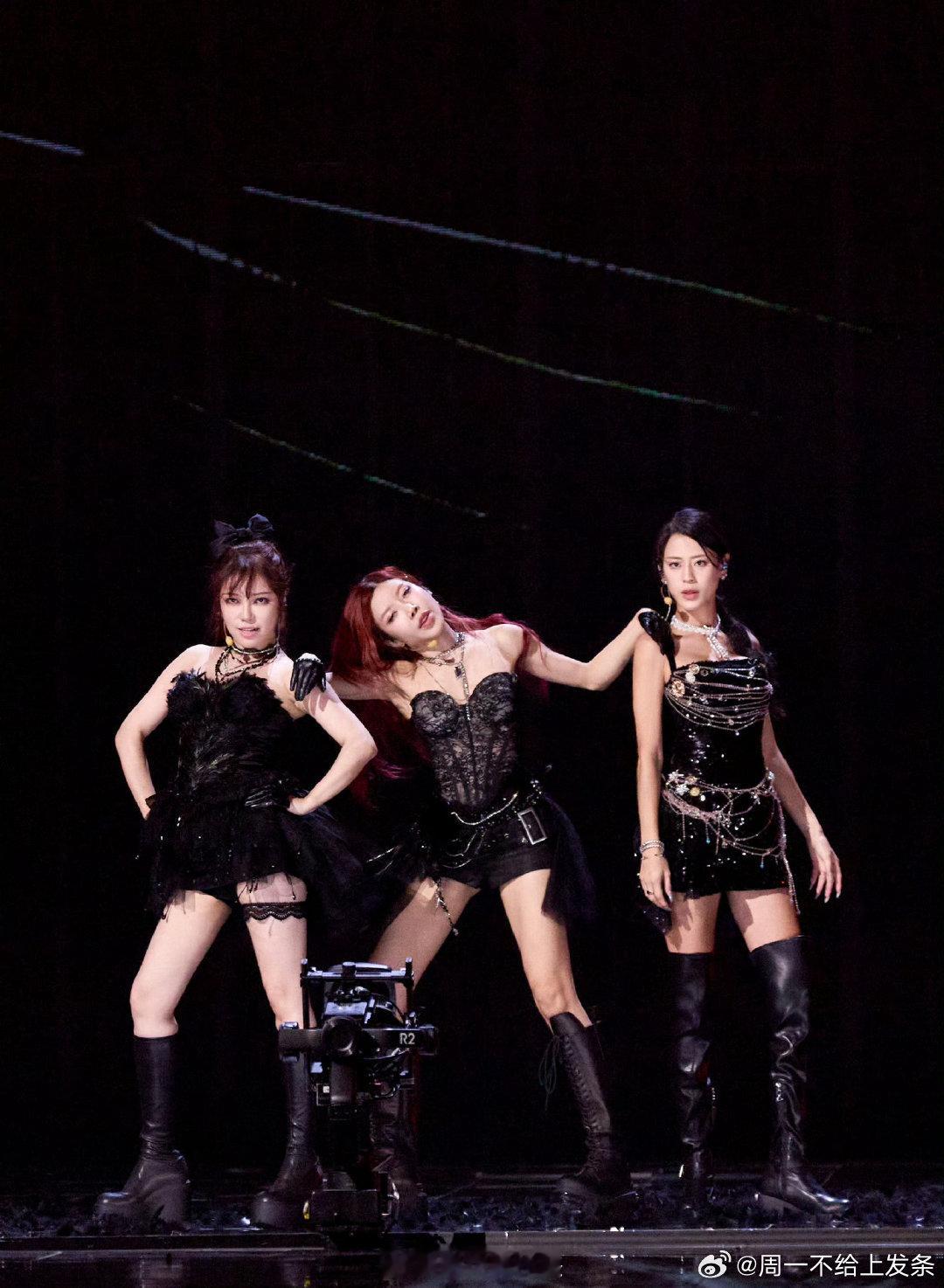 SHE的显示器飞轮海的主机哈哈哈我要笑拥了！是谁说我们浪姐是SHE的显示器飞轮海