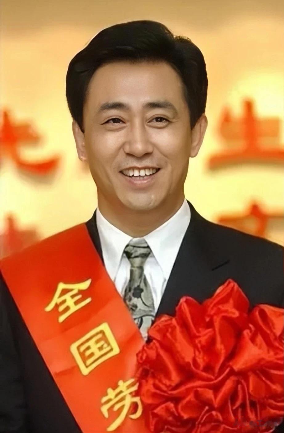 2018年，第10届中华慈善奖表彰大会在北京召开，许老板胸前佩戴大红花和秀带，激