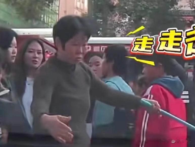 近日，湖南郴州，一车主停车2小时花了10元钱，开车离开时看停车场的阿姨还热心帮忙