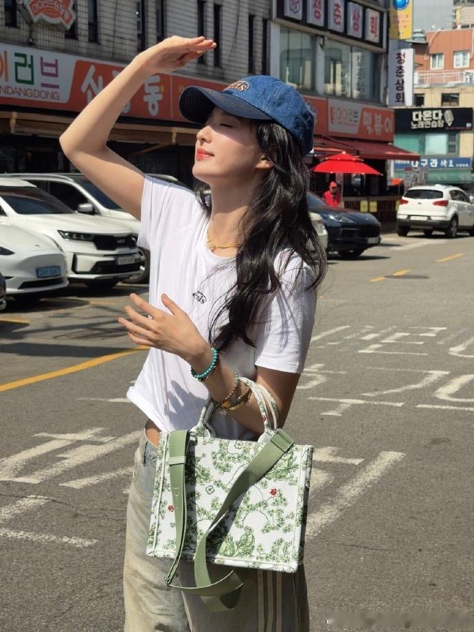 王楚然逛吃plog王楚然分享逛吃日常王楚然逛吃 plog 正式上线，分享惬意逛吃