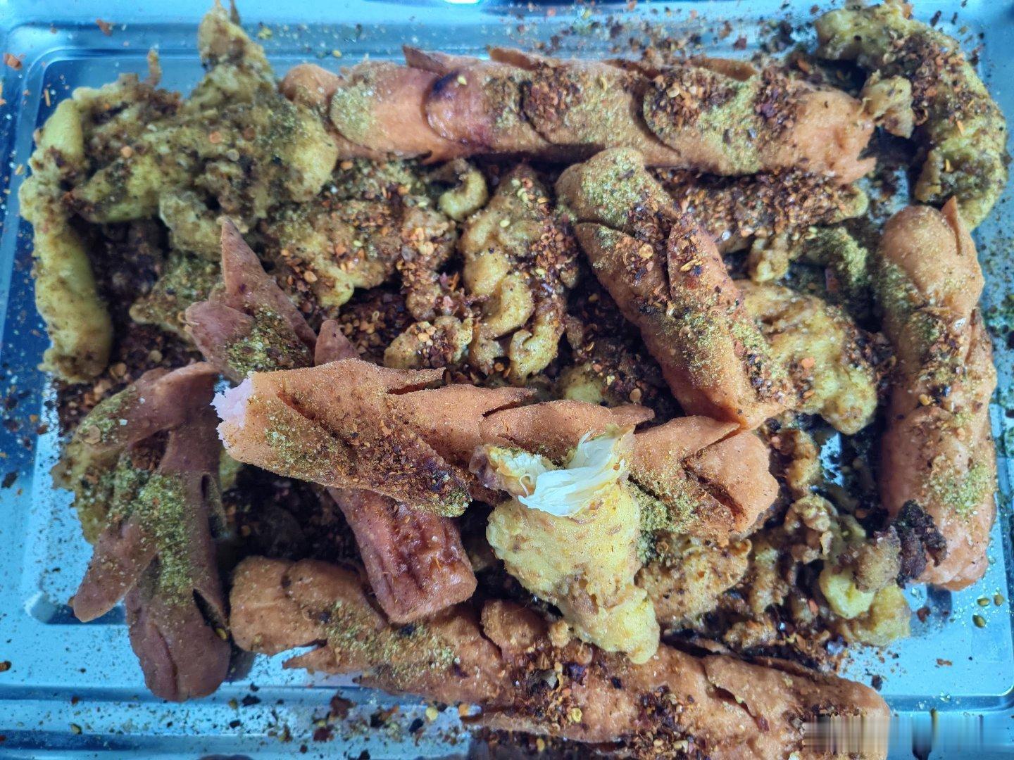 早饭。昨天晚上想吃，但太困了直接睡觉去了。脆皮肠回来了，做的香辣脆皮肠，味道不错