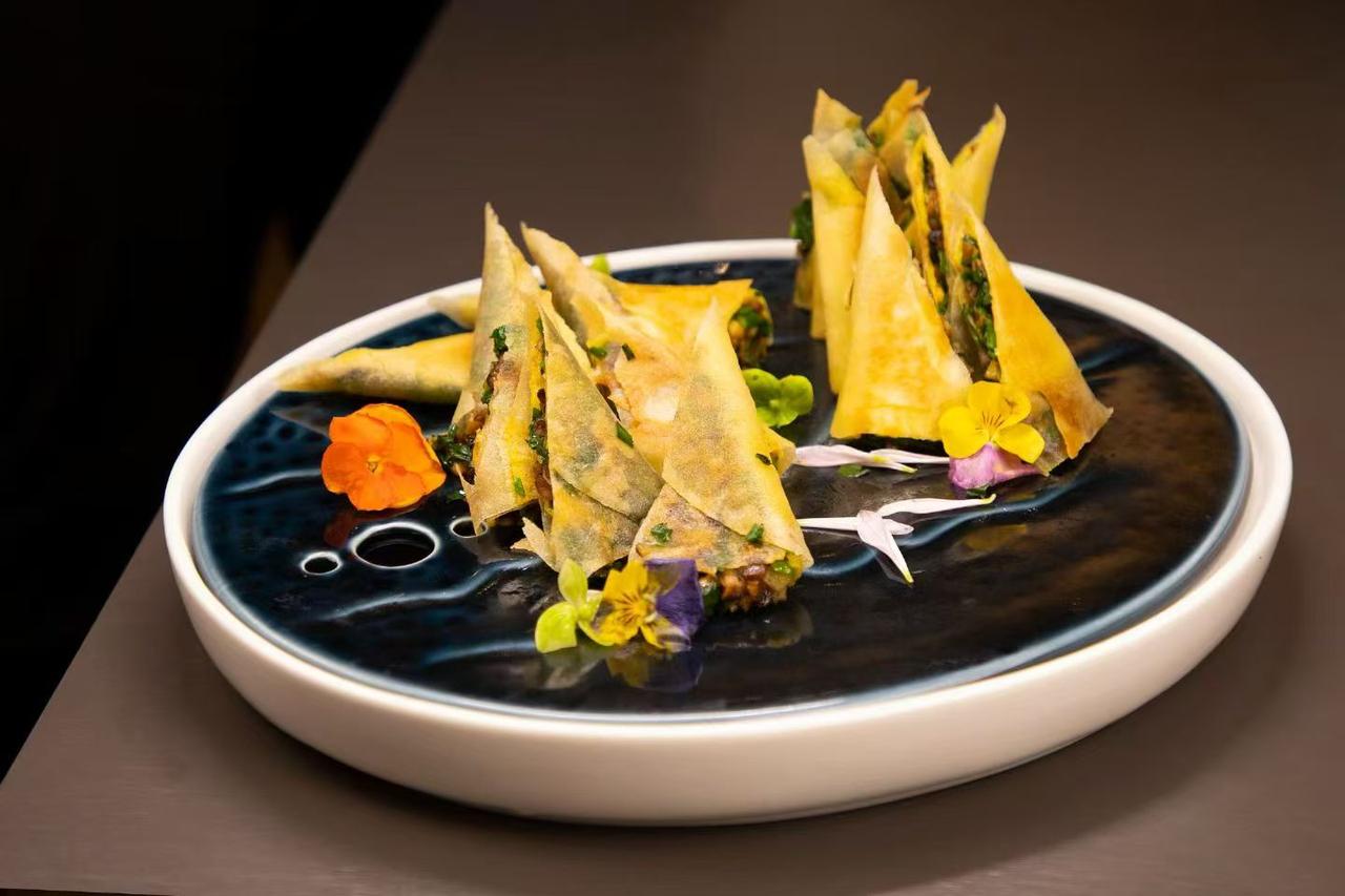 一盘色香味俱全的春卷摆在桌上。