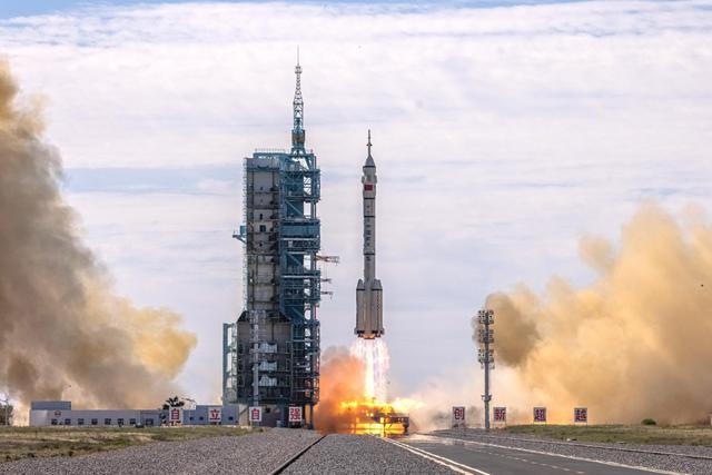 今日（12月12日）重点新闻速览如下，按国内、国际、本地分类，核心信息一目了然：