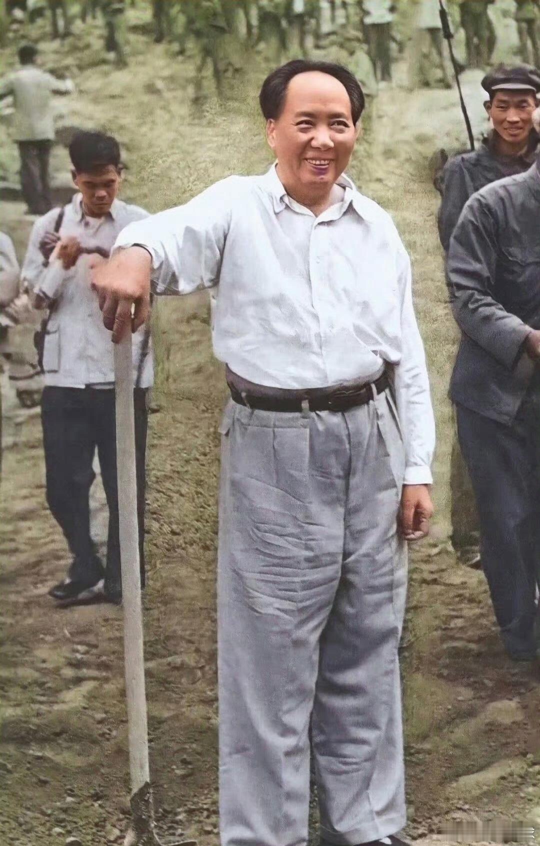 毛主席说：“谁如果胆敢在教育问题上动手脚，行不正之风，那他就是整个国家和民族的敌