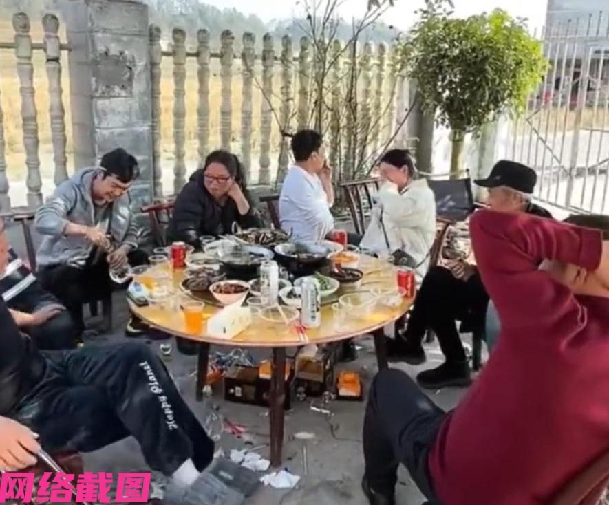 湖北恩施发生在一家人过年聚会间，家里的女子本来躲酒没有主动上场，但一旁喝酒的热闹