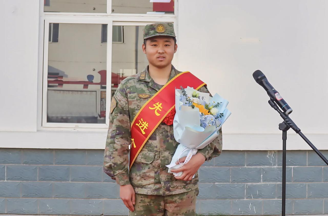 周伟业，江苏宝应人，1995年11月出生，2016年9月入伍，现任第72集团军某