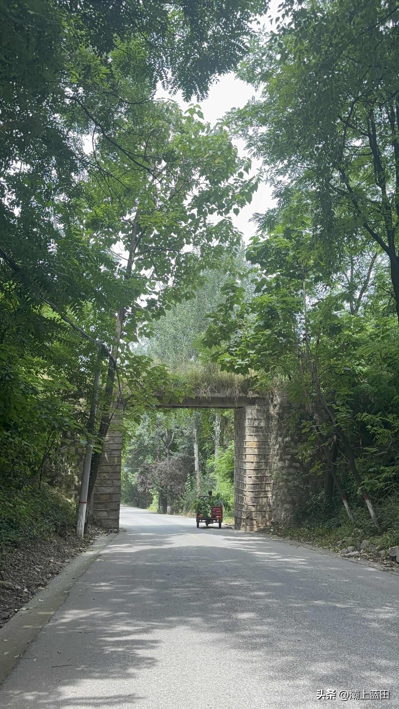 渭南赤铁路这个门洞，上面这是水渠吗？这个啥时候建的，看着有些年代了。