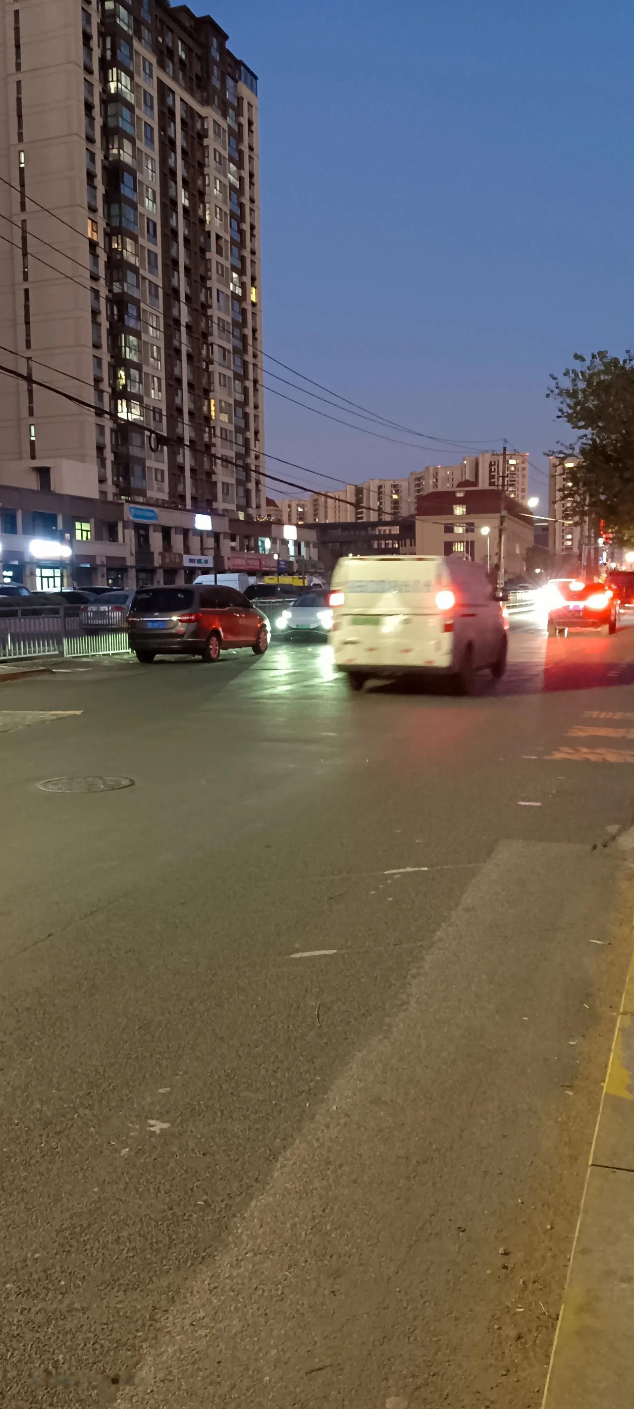 如今时代，我们与那个有关的某所谓小国闹的这一点别扭，却也有人担心会打起仗来。听说