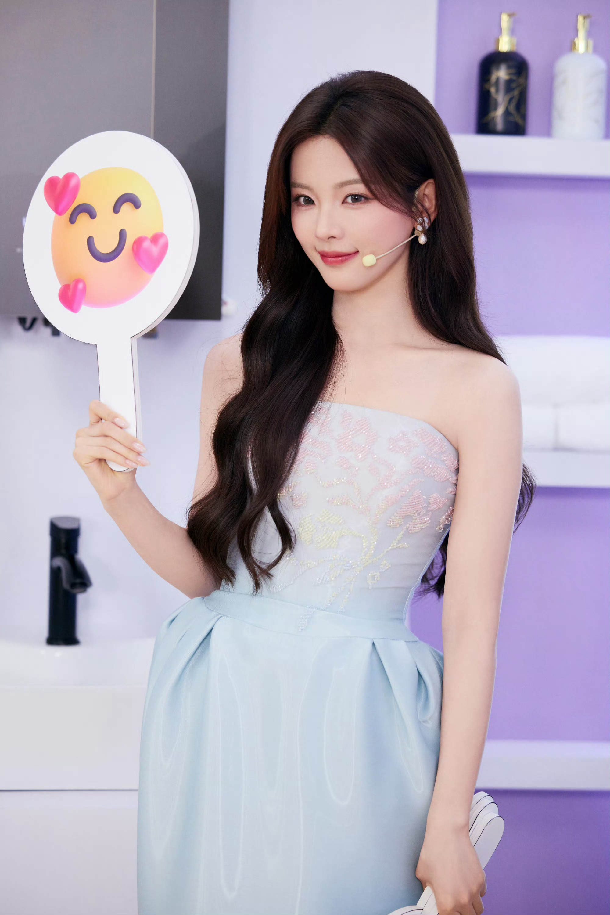 杨超越万和品牌直拍好美的裙子