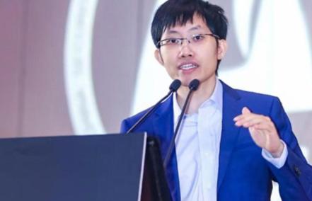 AI突然能写新闻能看病能教孩子了，

监管跟得上吗？

新规则真能管住骗子和乱说