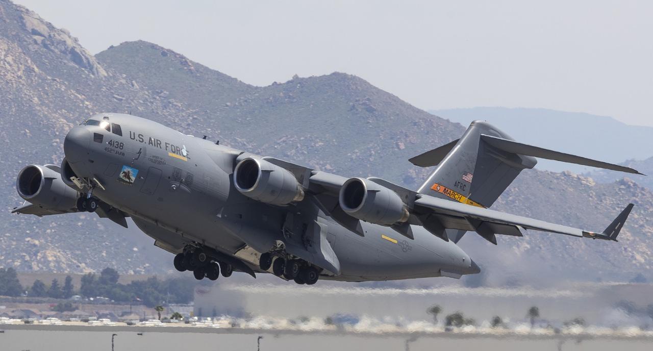 开源信息显示，美军近期密集调动包括C-17运输机、AC-130J炮艇机及特种作战