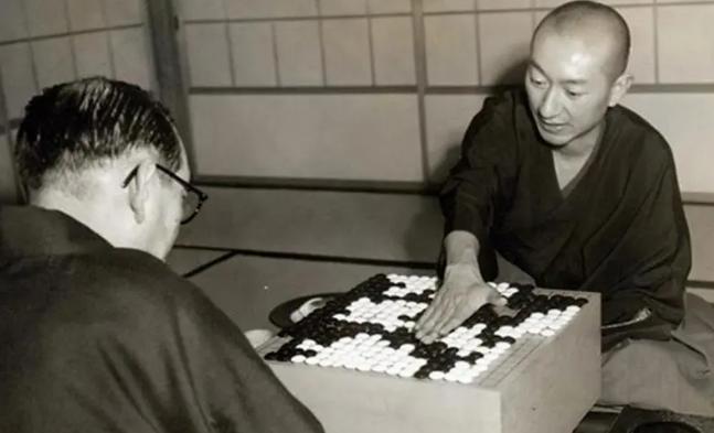 段祺瑞和11岁的吴清源下棋，没想到被杀得惨不忍睹。段祺瑞既羞又怒，鼻子都给气歪了
