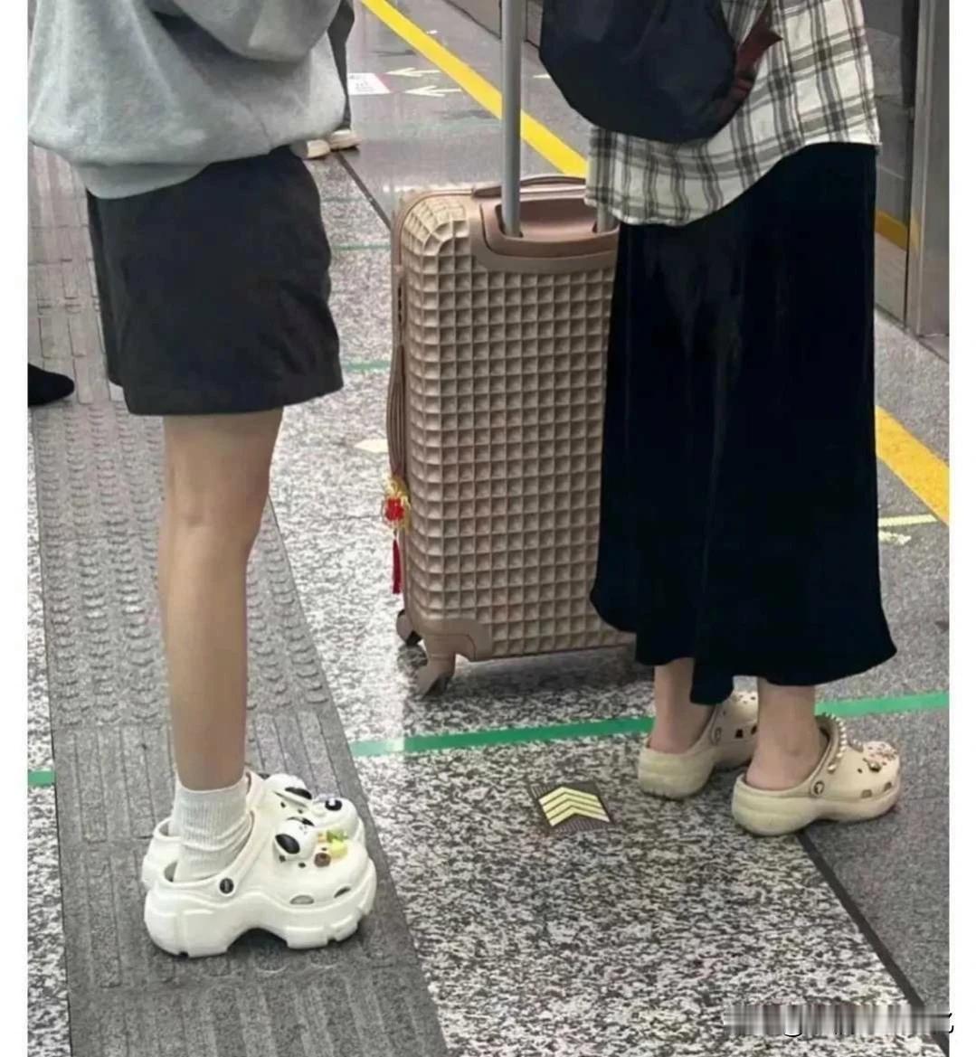 都是洞洞鞋，穿脚上自然就比较出来了