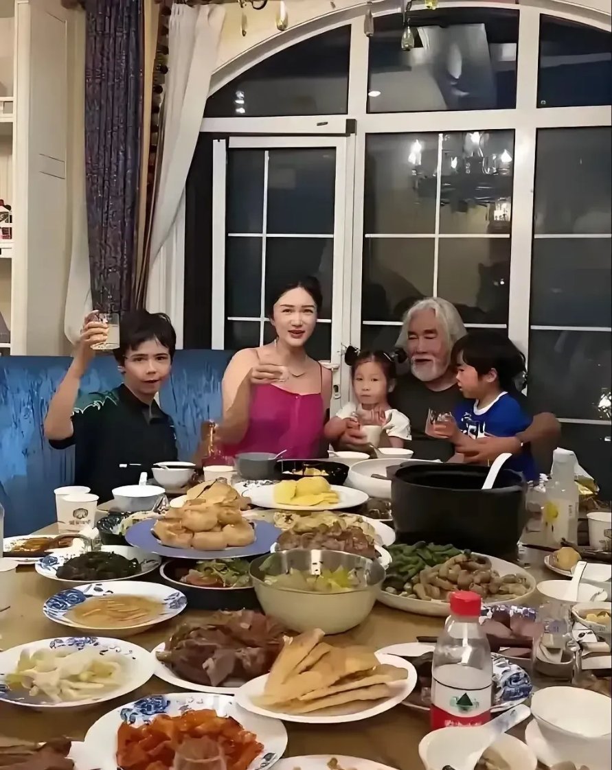 有钱人家就这么任性吗？张纪中一家五口居然要吃20、30道菜？！这一大桌子菜，什么