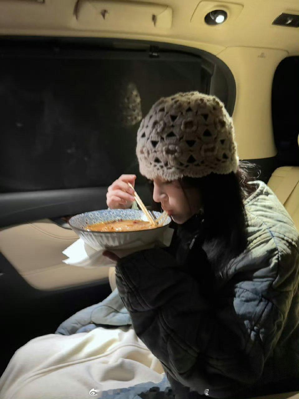 鞠婧祎 你可以慢慢吃东西这就是所谓的“黑到深处自然红”的正面版本吧？当所有喧嚣沉