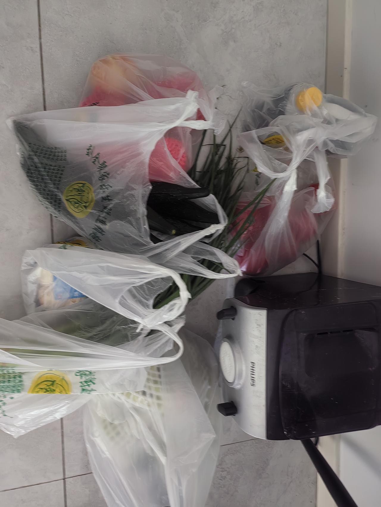 给老头送完饭，没去公园锻炼。一是想起来小区门口理发店前年办了张卡，就用一次，估计