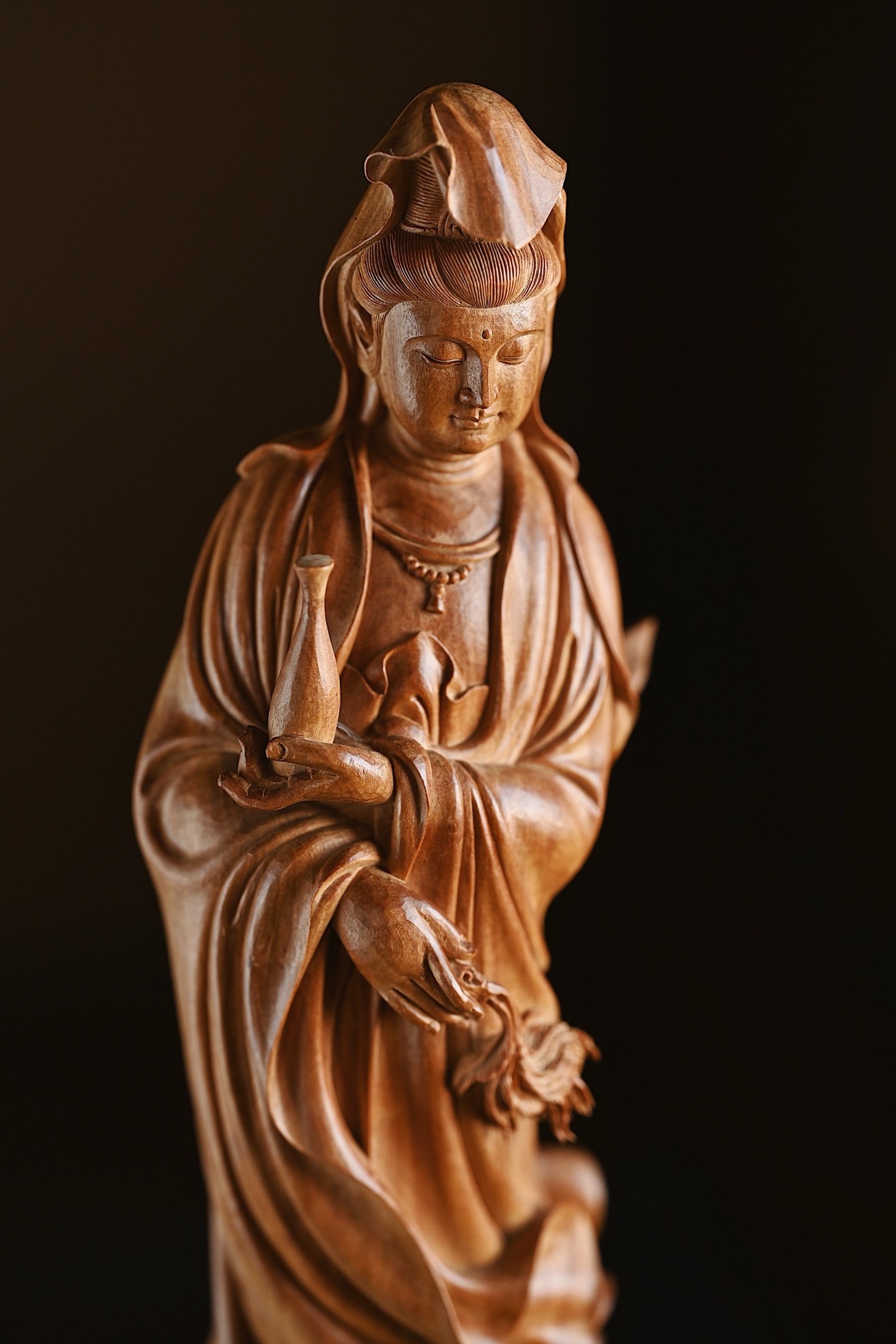 老山檀 | 观音观音立姿，面容丰腴，发丝细密，高眉垂目，微带笑意，慈爱怜悯众生，