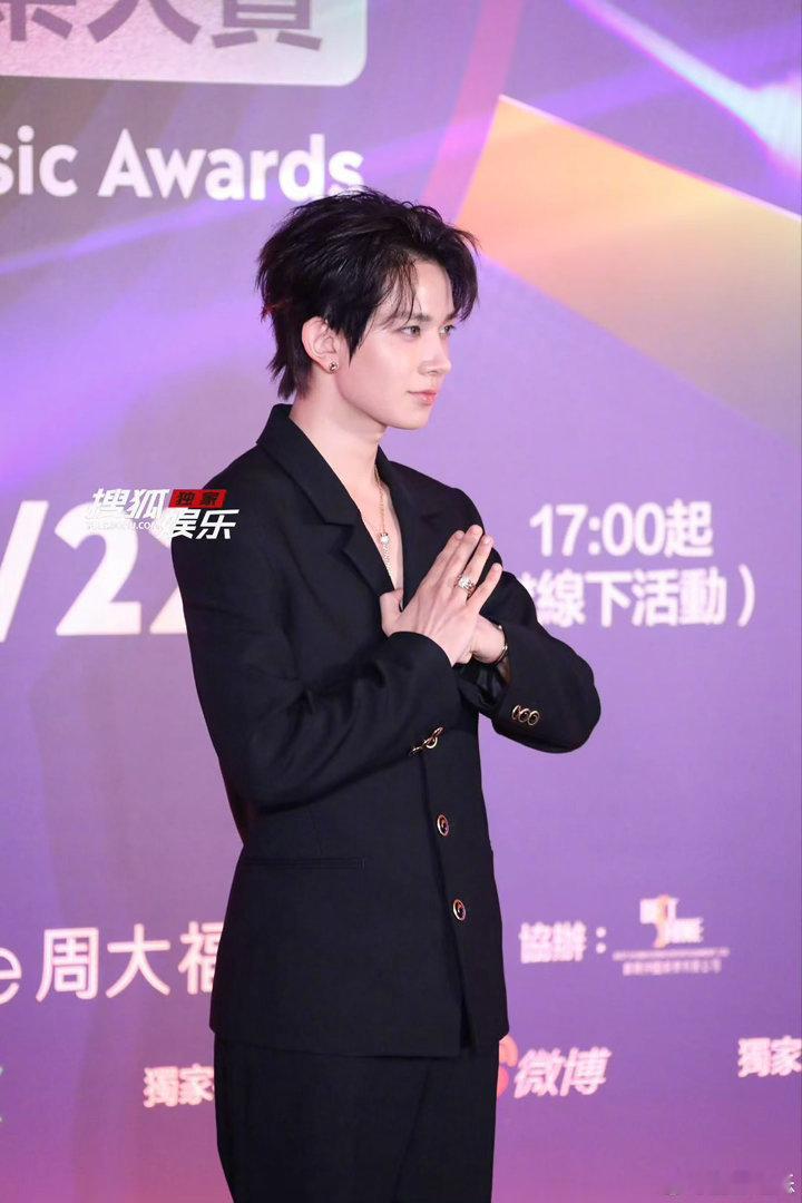 李羲承用中文写到此一游高冷只是舞台滤镜，红毯上写下到此一游的李羲承，妥妥活泼捣蛋