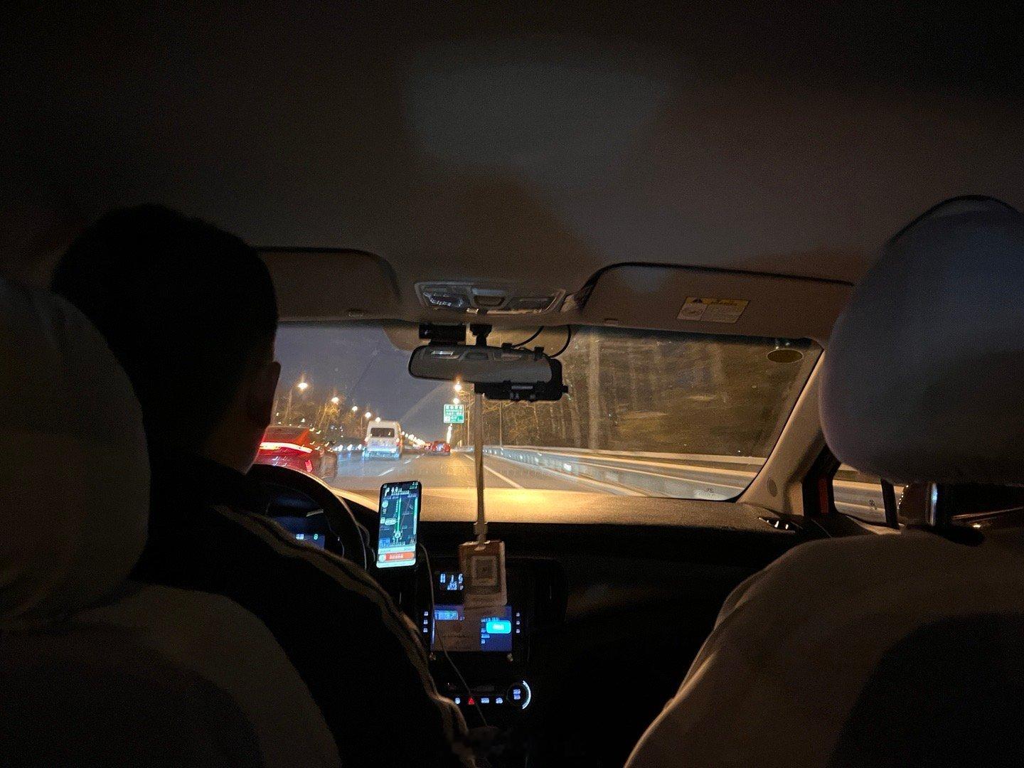 新年第一飞还没到机场就想吐了下次再坐出租车去机场我是狗….我都分不清了到底是司机