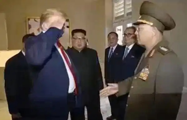 敬礼似乎是懂王一直以来的爱好以至于在第一任期出现过这种难绷的场面（其实是视频截图